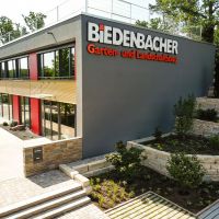 Gebäude mit Natursteinmauer am Hang