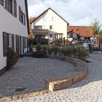 Sitzblöcke aus Muschelkalk