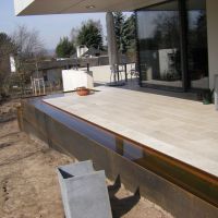Terrasse mit Wasserrinne